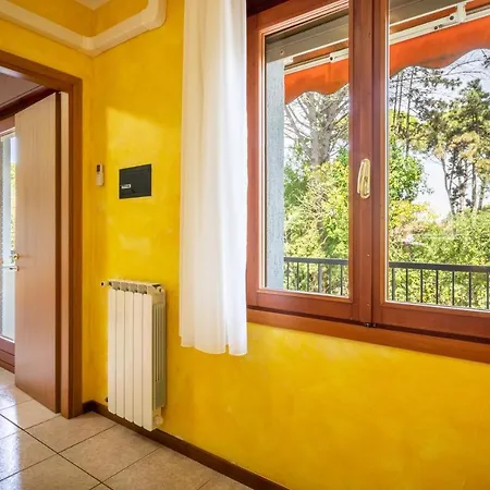 Domizia Apartment *